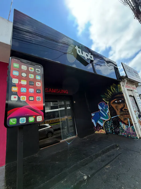 Fachada da loja Tupã em Sumaré, com letreiro e totem de celular