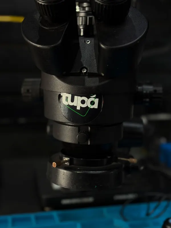 Microscópio com o logo da Tupã