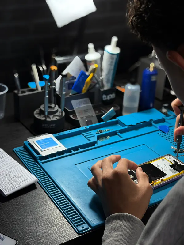 Técnico reparando placa na bancada